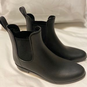 Short black waterproof booties
